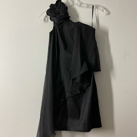 Cute flower, on shoulder , black dress - Picture 1 of 2